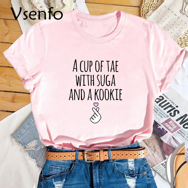 和 Suga 一起喝 Tae 和穿 Kookie 女式 T 恤