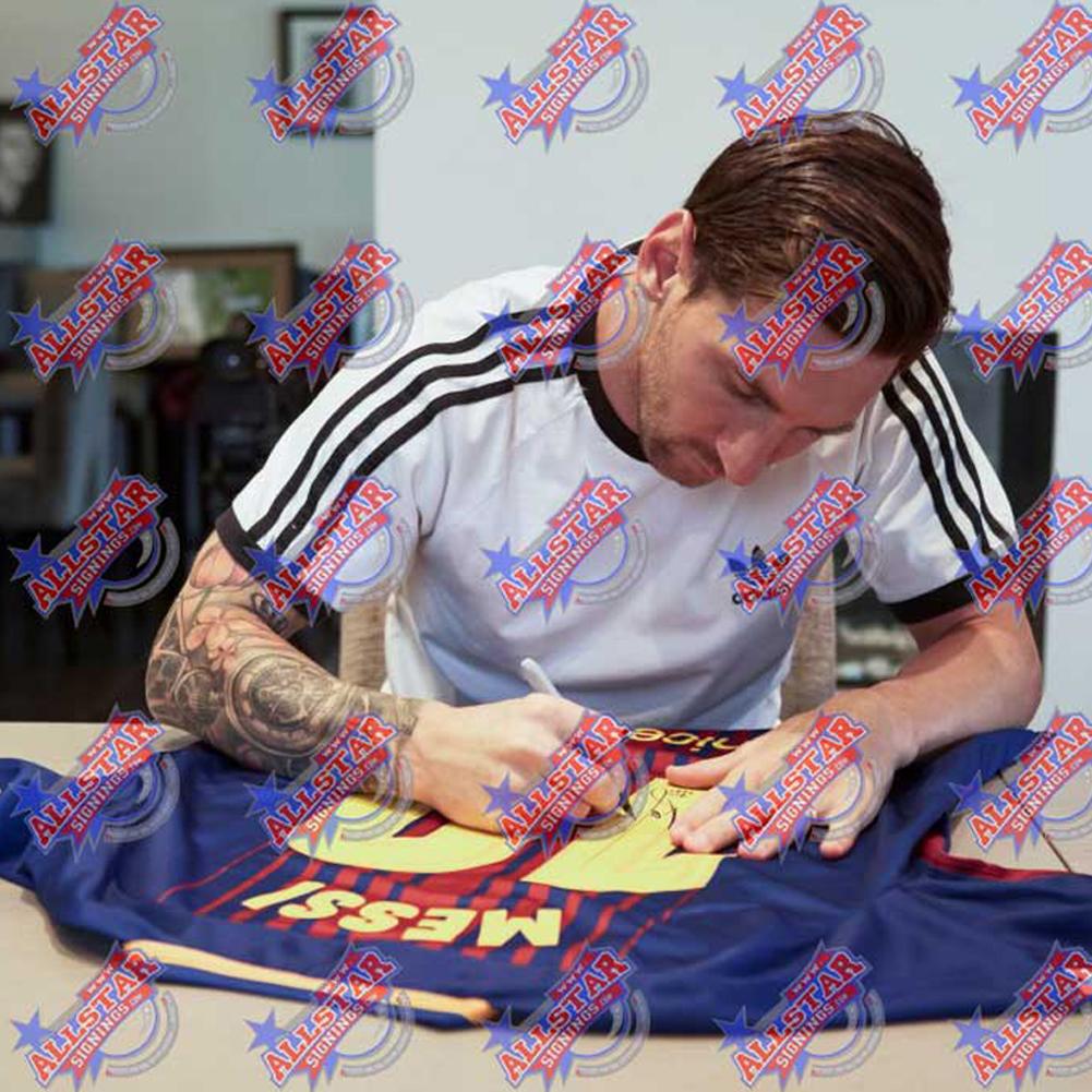 巴塞罗那足球俱乐部梅西签名球衣剪影